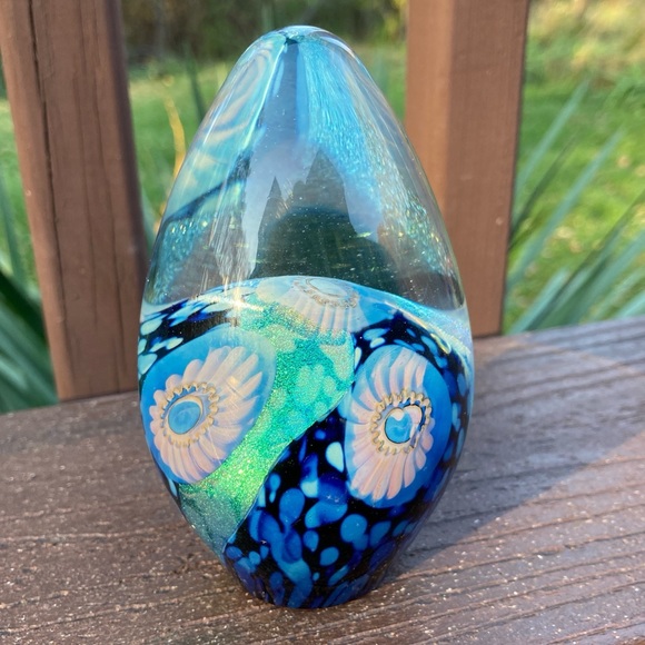 ROBERT EICKHOLT Art Glass Paperweight Egg Shaped Iridescent Sea Flowers Signed - Picture 2 of 15